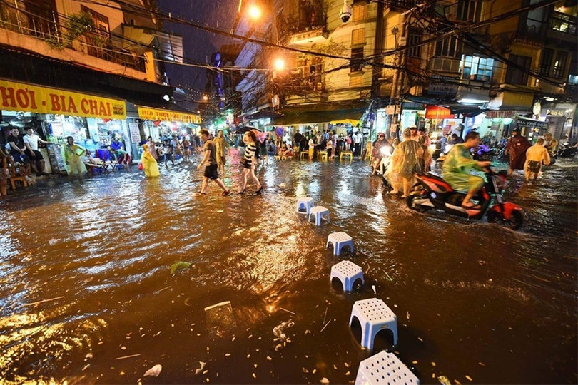 Phố đi bộ quanh Hồ Gươm ngập nước và rác ảnh 5 Phố đi bộ quanh Hồ Gươm ngập nước và rác ảnh 5