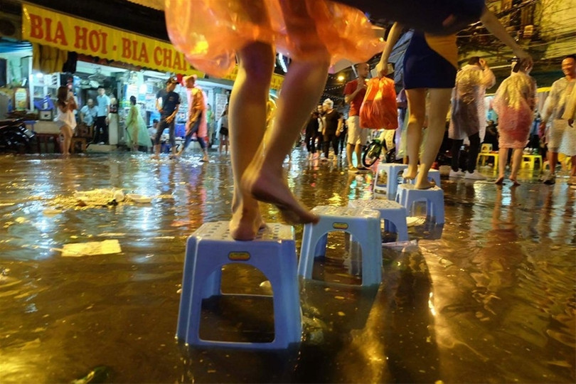 Phố đi bộ quanh Hồ Gươm ngập nước và rác ảnh 11 Phố đi bộ quanh Hồ Gươm ngập nước và rác ảnh 11