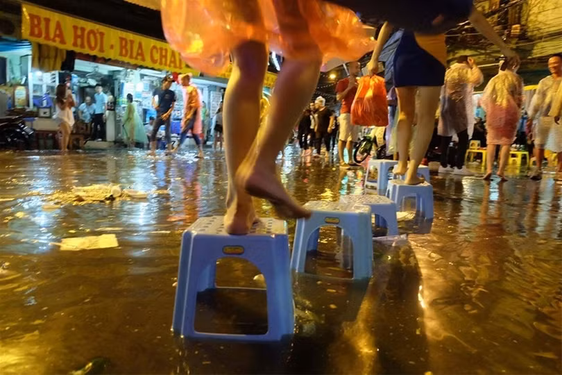 Phố đi bộ quanh Hồ Gươm ngập nước và rác ảnh 11