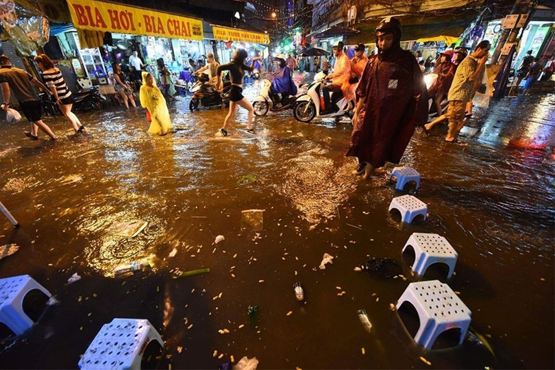 Phố đi bộ quanh Hồ Gươm ngập nước và rác ảnh 13 Phố đi bộ quanh Hồ Gươm ngập nước và rác ảnh 13