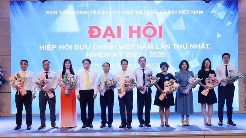 Thứ trưởng Bộ TT&TT Nguyễn Huy Dũng (người thứ tư, trái sang) chúc mừng đại diện Ban Chấp hành Hiệp hội Bưu chính Việt Nam nhiệm kỳ 2023 - 2028.