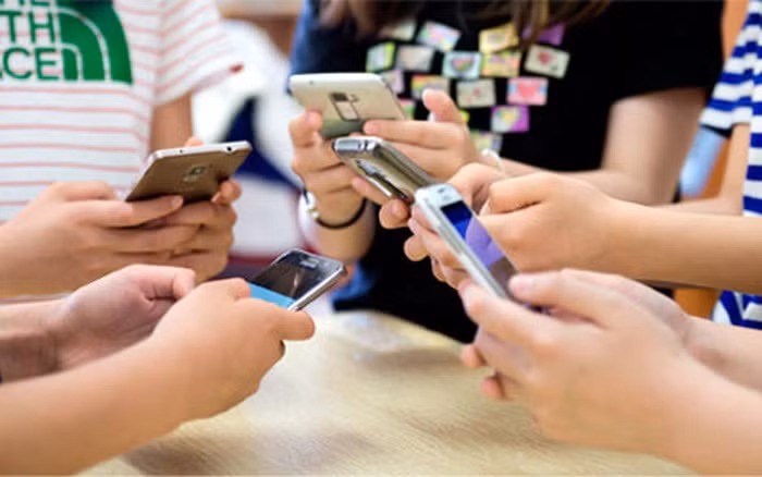 Người Việt chủ yếu sử dụng di động để truy cập mạng xã hội và xem video trực tuyến với phản hồi từ 80% số người tham gia khảo sát. Ảnh: Facebook