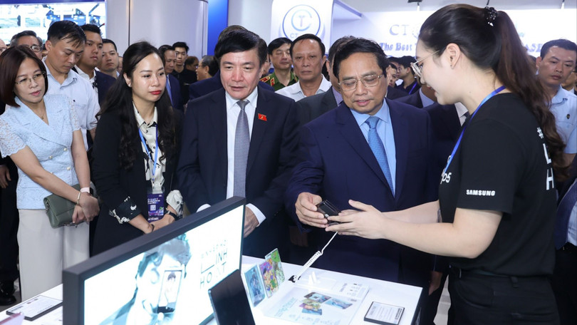 Thủ tướng Phạm Minh Chính cùng các lãnh đạo bộ ngành tham quan gian hàng trưng bày sản phẩm đổi mới sáng tạo của các doanh nghiệp tại Trung tâm Đổi mới sáng tạo Quốc gia.