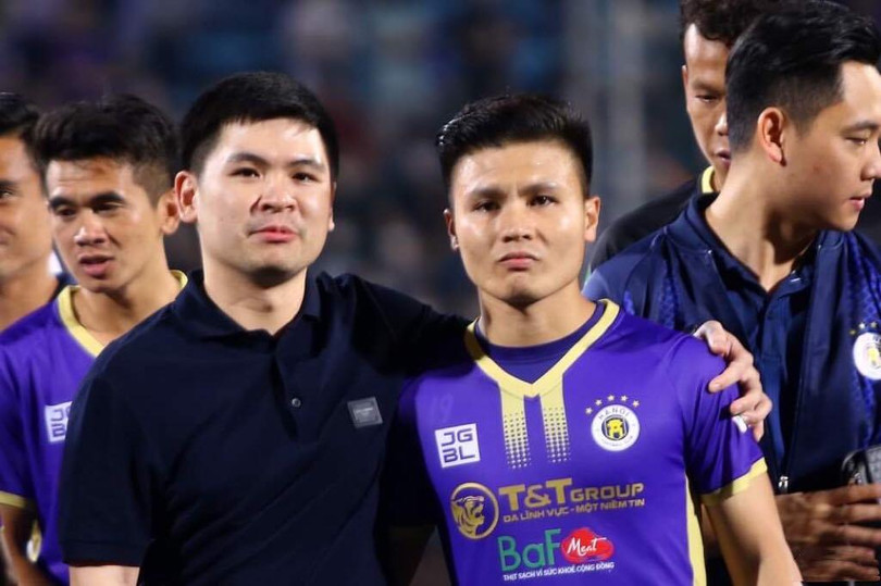 Quang Hải xúc động bên cạnh chủ tịch CLB Hà Nội - ông Đỗ Vinh Quang Quang Hải xúc động bên cạnh chủ tịch CLB Hà Nội - ông Đỗ Vinh Quang