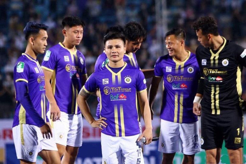 Rất nhiều lần anh phải kìm nén cảm xúc khi phát biểu trong lễ chia tay đội bóng Rất nhiều lần anh phải kìm nén cảm xúc khi phát biểu trong lễ chia tay đội bóng