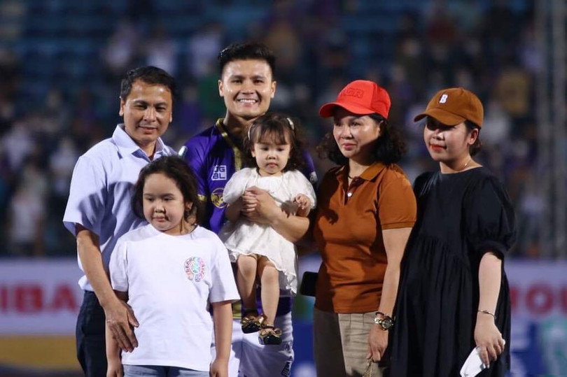 Quang Hải chụp ảnh cùng gia đình Quang Hải chụp ảnh cùng gia đình