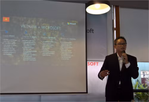 Ông Vũ Minh Trí, TGĐ Microsoft chia sẻ nghiên cứu về chuyển đổi kỹ thuật số