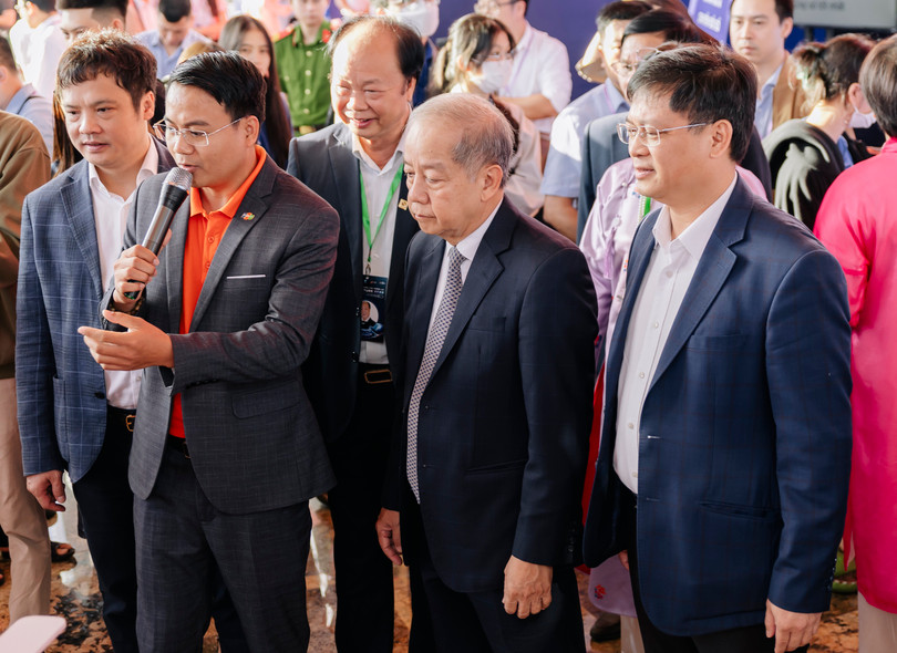 Đại diện FPT giới thiệu hệ sinh thái chuyển đổi số toàn diện - Made by FPT tại sự kiện..JPG