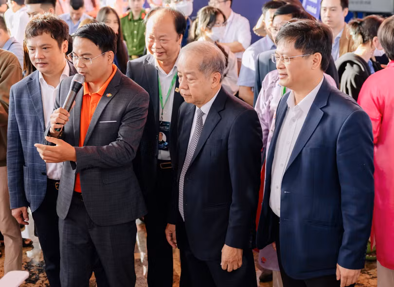 Đại diện FPT giới thiệu hệ sinh thái chuyển đổi số toàn diện - Made by FPT tại sự kiện..JPG