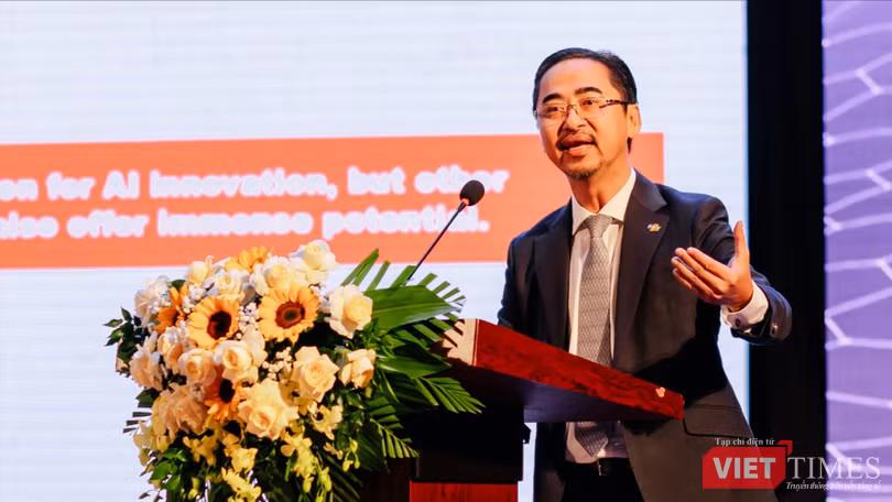 vt_Ông Phan Thanh Sơn - Giám đốc phát triển kinh doanh - Công ty Hệ thống Thông tin FPT chia sẻ tham luận về chủ đề “AI_ cơ hội, thách thức và xu hướng khai thác dữ liệu số”..JPG