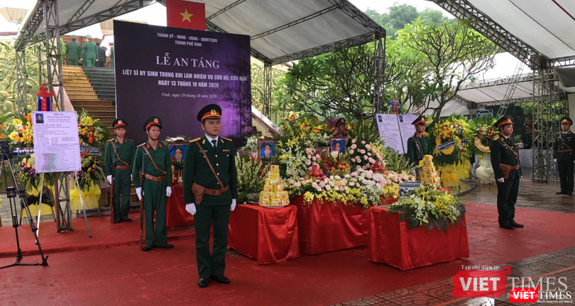 Lễ an táng diễn ra theo nghi thức của quân đội, với không khí trang nghiêm.