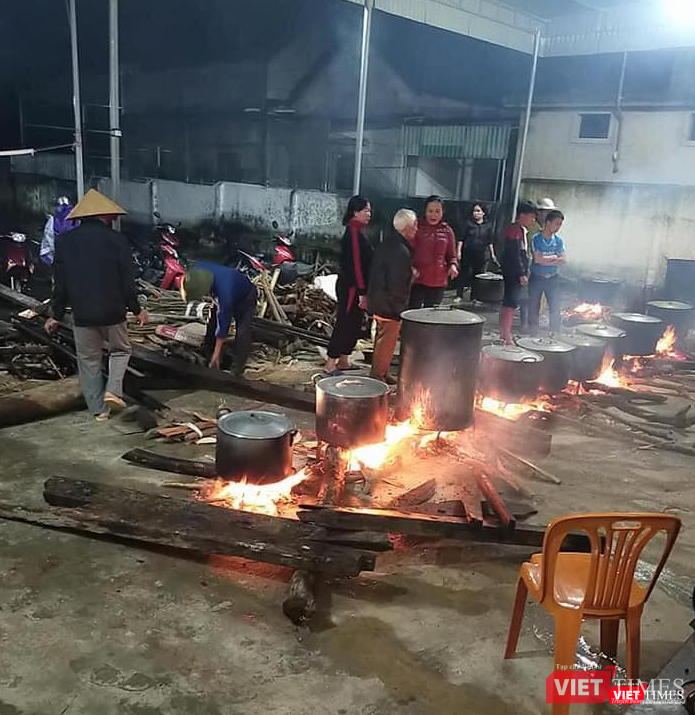 Hình ảnh những con người đang xắn tay nhau nổi lửa, bắp bếp nấu bánh chưng xuyên đêm.