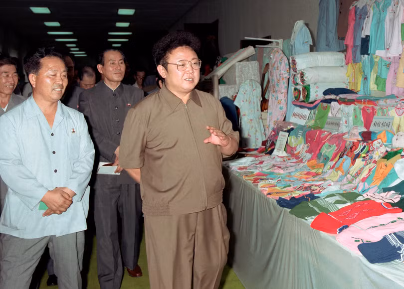 Ảnh chụp kỷ niệm ông đi thăm Nhà triển lãm sản phẩm công nghiệp nhẹ Thành phố Bình Nhưỡng (tháng 8 năm 1984)