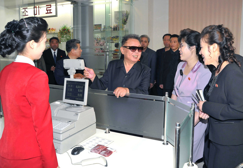 ...và cửa hàng Thịt Cá Pothongmungori (tháng 9 năm 2011)