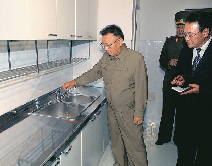 Ông kiểm tra đột xuất một số chi tiết trong toà nhà mới xây dựng.