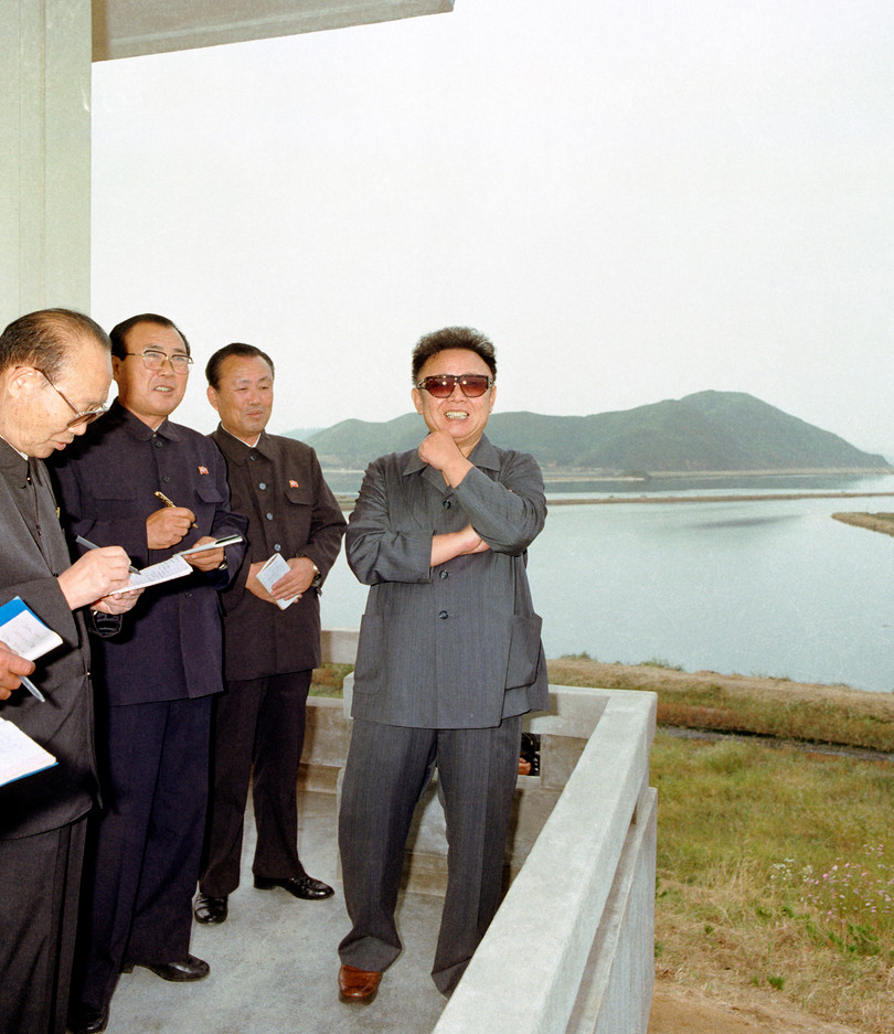 Nhà Lãnh đạo Kim Jong Il tham quan Kwangmyongsong (tháng 10 năm 1999)