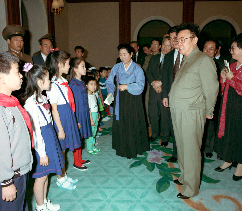 Nhà Lãnh đạo Kim Jong Il quan tâm các cháu thiếu niên, nhi đồng. Ông xem và duyệt quần áo để tặng cho các cháu mẫu giáo và học sinh (tháng 4 năm 1992)
