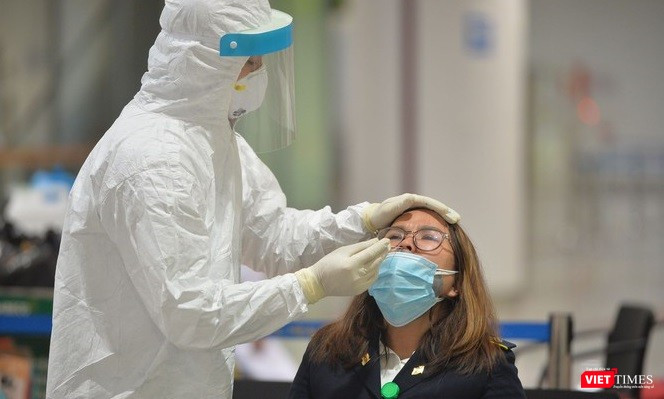 Nhân viên y tế lấy mẫu bệnh phẩm ở sân bay (Ảnh: Hoàng Anh) 