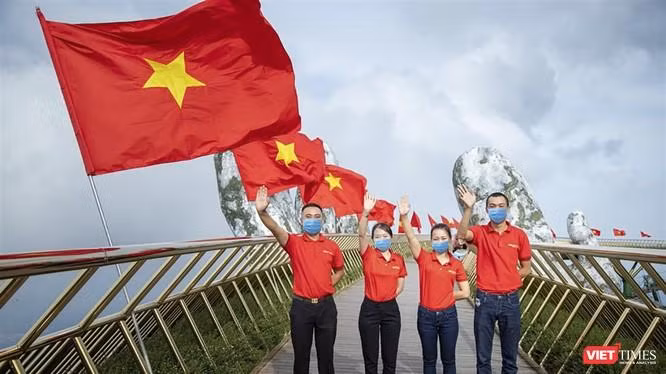 Quảng bá du lịch tại Cầu Vàng trên Khu du lịch Sun World Bà Nà Hills (Đà Nẵng).