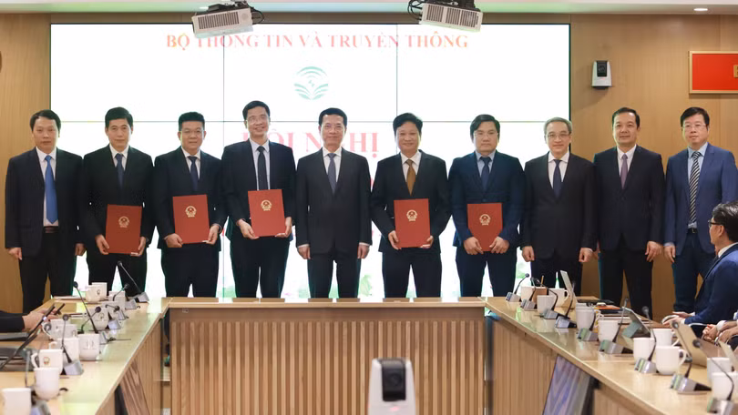 Lãnh đạo Bộ Thông tin và Truyền thông chúc mừng các cán bộ vừa được điều động, bổ nhiệm.