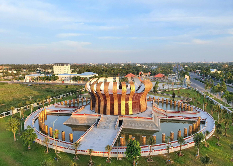 Đền thờ chính cao 19,5m, diện tích gần 1.300m2, có hình khối tròn xây trên nền vuông, tượng trưng cho Trời và Đất.