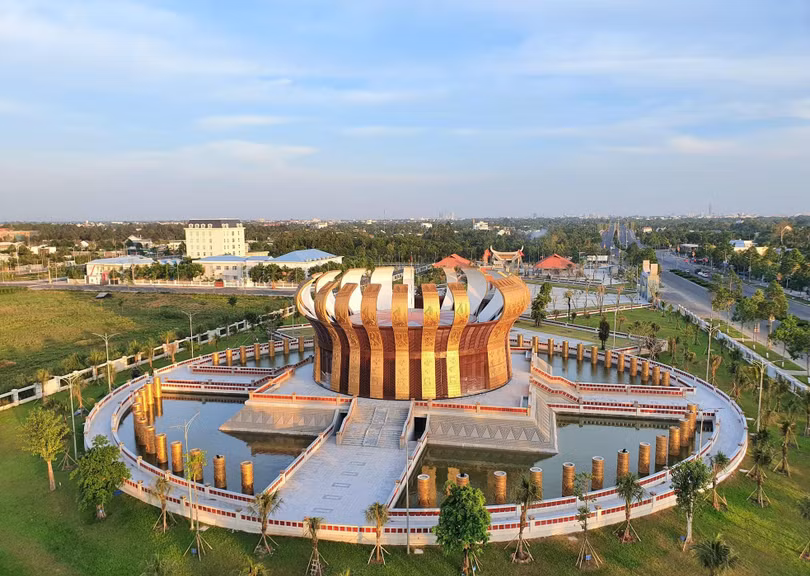 Đền thờ chính cao 19,5m, diện tích gần 1.300m2, có hình khối tròn xây trên nền vuông, tượng trưng cho Trời và Đất.