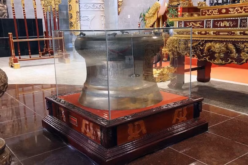 Trống chầu, trống đồng và chuông đồng cổ được rước từ Phú Thọ vào Cần Thơ