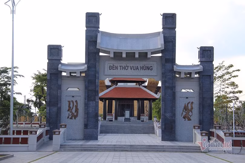 Nghi môn cao 9m được xây dựng bằng các cột bê tông ốp đá chắc chắn để đỡ các mái. Mái nghi môn mang hình dáng nhà truyền thống của người Việt cổ với họa tiết hoa văn trên trống đồng.