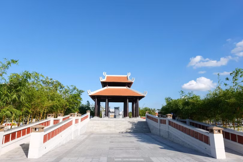 Nhà bia được xây dựng giữa sân đền với diện tích 300m2, cao 11m, mô phỏng kiến trúc ngôi đình truyền thống Nam Bộ, mái lợp ngói, cột gỗ. Bia được làm bằng đá granite, ghi khắc khái quát nội dung về lịch sử thời đại Vua Hùng và lịch sử hình thành xây dựng công trình.