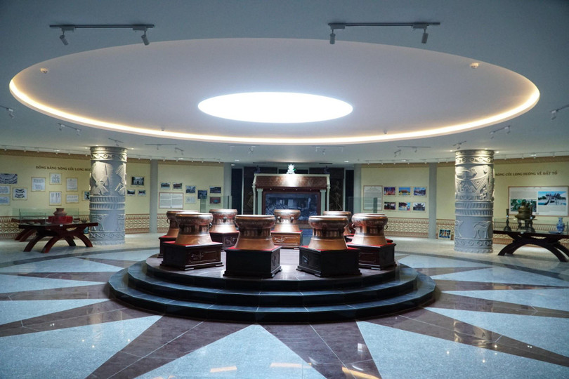 Đặc biệt, nhân dịp lễ khánh thành 7/4 tới đây, các nghệ nhân đến từ Thanh Hóa đã đúc 9 trống đồng mang tên Cửu Long.