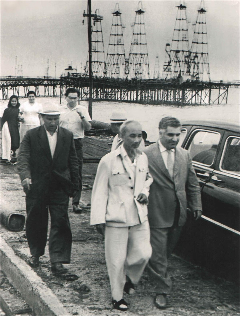 Bác Hồ thăm Azerbaijan năm 1959 (ảnh do Đại sứ quán Azerbaijan cung cấp). Bác Hồ thăm Azerbaijan năm 1959 (ảnh do Đại sứ quán Azerbaijan cung cấp).