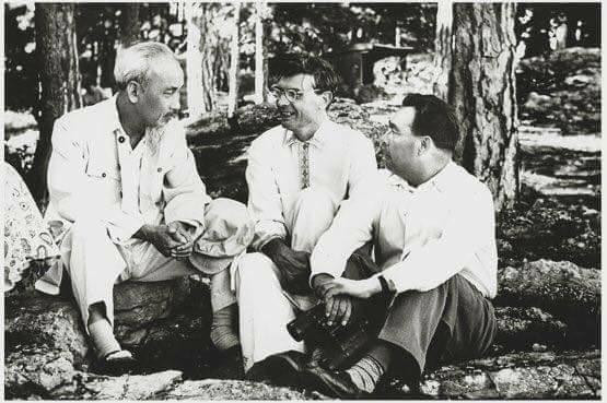 Chủ tịch Hồ Chí Minh nói chuyện với Suslov (giữa) và Brezhnev trong lần Người thăm Liên Xô năm 1955.