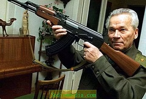 Mikhail Kalashnikov- cha để của AK-47 huyền thoại.