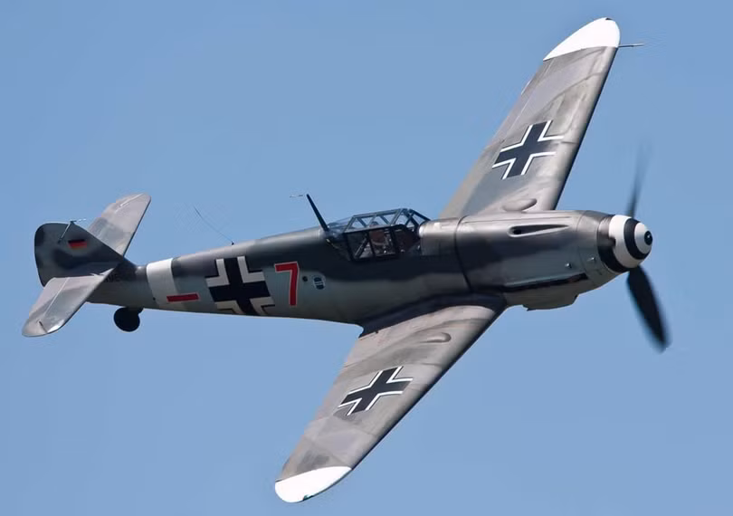 Máy bay Bf 109. Đây chính là chiếc tiêm kích hiệu quả và thành công nhất của Đức trong thế chiến thứ 2, trở thành biểu tượng của lực lượng không quân Đức Quốc Xã.