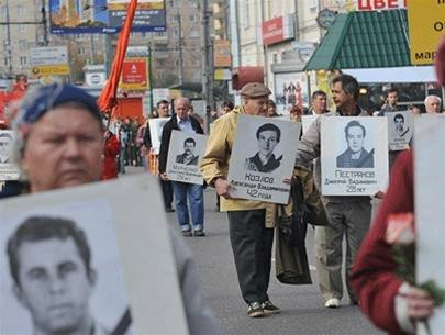 6.000 người đã tham gia biểu tình đợt kỷ niệm 15 năm chính biến, trên tay họ là chân dung những người chết vì bảo vệ Nhà Trắng - Ảnh: Lenta.ru 6.000 người đã tham gia biểu tình đợt kỷ niệm 15 năm chính biến, trên tay họ là chân dung những người chết vì bảo vệ Nhà Trắng - Ảnh: Lenta.ru