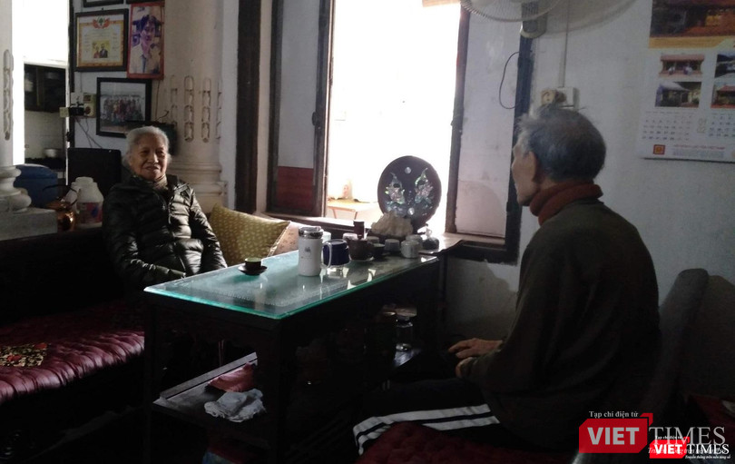 Vợ chồng bác Ngọc Thủ trong ngôi nhà kỉ niệm lưu dấu vàng son một thời buôn bán thịnh vượng của làng.