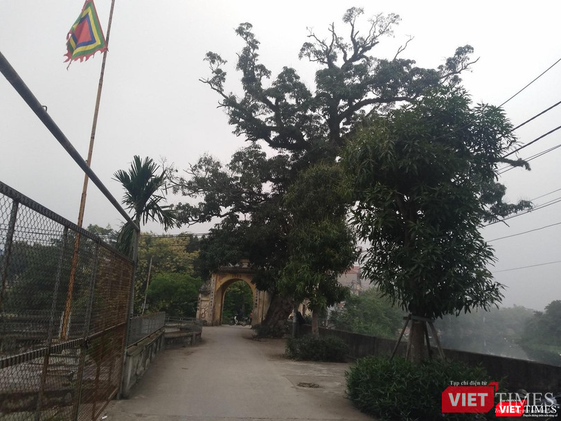 Cổng làng và con đường làng nằm bên dòng Nhuệ Giang thơ mộng xưa từng đón thuyền rồng của vua Đinh Tiên Hoàng, vua Lý Công Uẩn dạo chơi, ngắm cảnh.