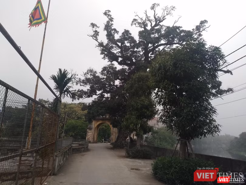 Cổng làng và con đường làng nằm bên dòng Nhuệ Giang thơ mộng xưa từng đón thuyền rồng của vua Đinh Tiên Hoàng, vua Lý Công Uẩn dạo chơi, ngắm cảnh.