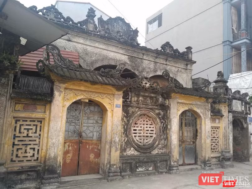 Một ngôi nhà xưa cũ nằm trên con đường chính ven dòng Nhuệ Giang