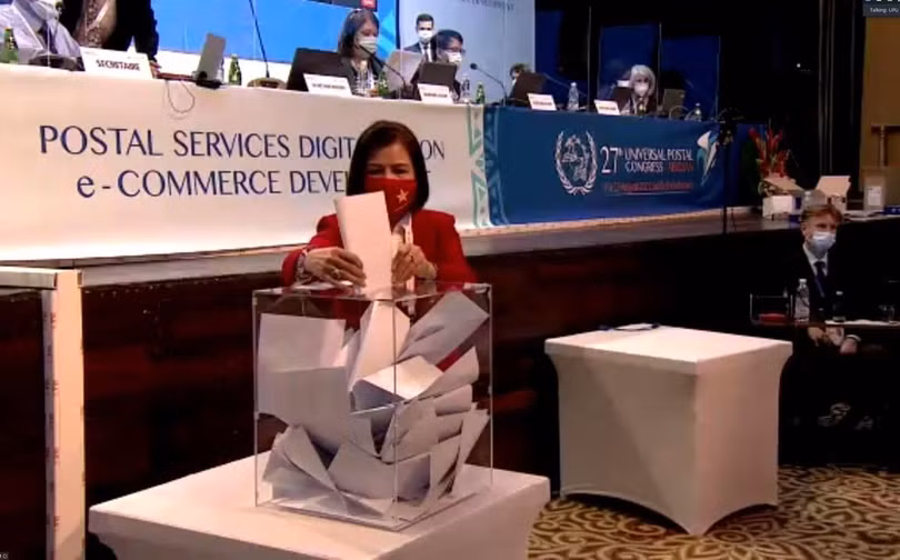 Bà Lê Thị Tuyết Mai - Đại sứ, Trưởng phái đoàn của Việt Nam - dự trực tiếp Đại hội UPU lần thứ 27, tham gia bỏ phiếu.