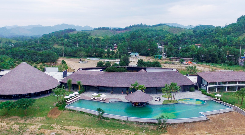 Toàn cảnh khu nghỉ dưỡng Kim Bôi có bể nơi nước khoáng tự nhiên