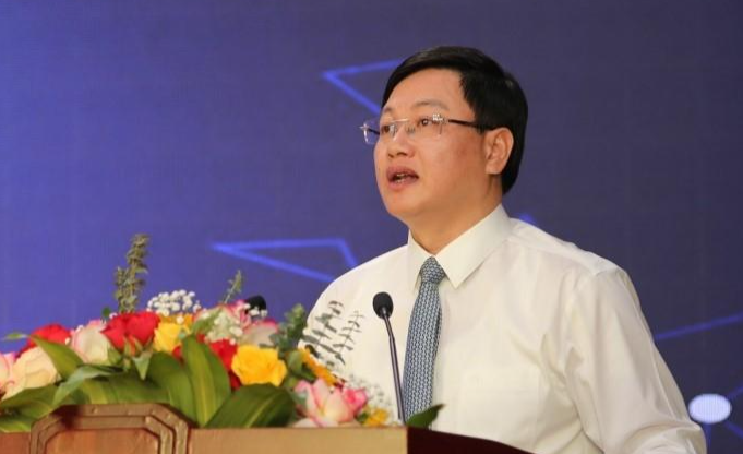 Ông Mai Xuân Liêm phát biểu trong một cuộc hội thảo thúc đẩy chương trình chuyển đổi số của tỉnh.