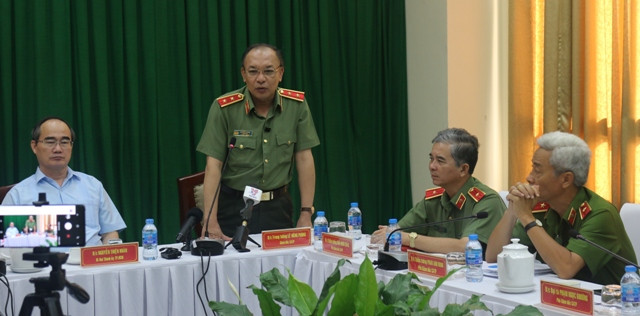 Trung tướng Lê Đông Phong - Giám đốc CATP TP.HCM thông tin về vụ việc và cảnh báo phương thức hoạt động của các đối tượng phản động. Trung tướng Lê Đông Phong - Giám đốc CATP TP.HCM thông tin về vụ việc và cảnh báo phương thức hoạt động của các đối tượng phản động.