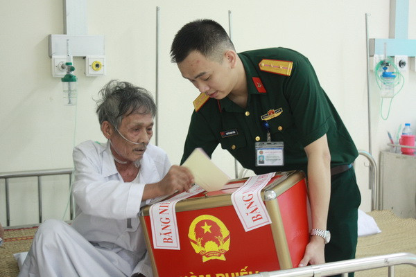 Chùm ảnh: Cử tri Hà Nội nô nức đi bầu cử ảnh 15