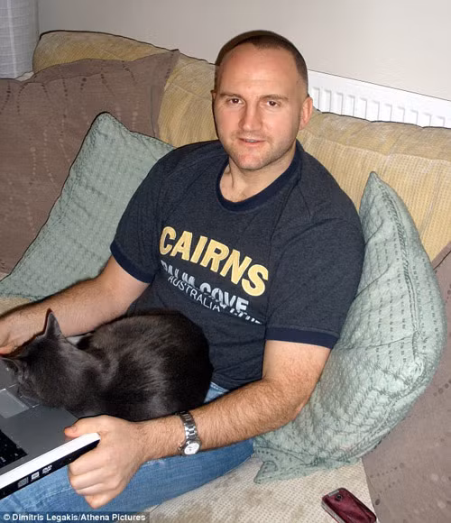 Bị ung thư não vì nghe điện thoại hơn 6 giờ mỗi ngày ảnh 1