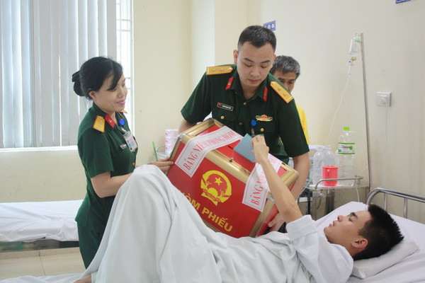 Chùm ảnh: Cử tri Hà Nội nô nức đi bầu cử ảnh 14