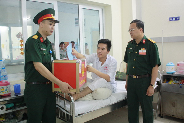 Chùm ảnh: Cử tri Hà Nội nô nức đi bầu cử ảnh 12