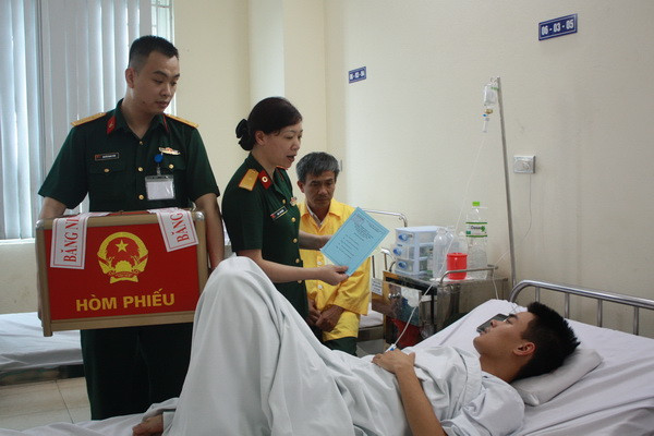 Chùm ảnh: Cử tri Hà Nội nô nức đi bầu cử ảnh 13