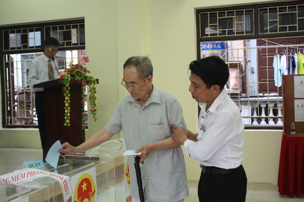 Chùm ảnh: Cử tri Hà Nội nô nức đi bầu cử ảnh 4