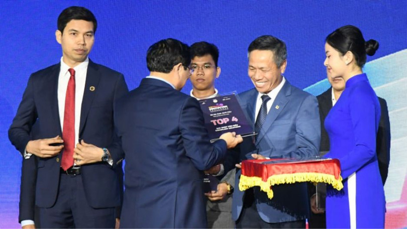 Chủ tịch Tập đoàn VNPT Tô Dũng Thái nhận danh hiệu top 4 giải pháp xuất sắc nhất của Chương trình Thách thức đổi mới sáng tạo Việt Nam năm 2023 cho Giải pháp OneSME do Thủ tướng Chính phủ trao tặng.